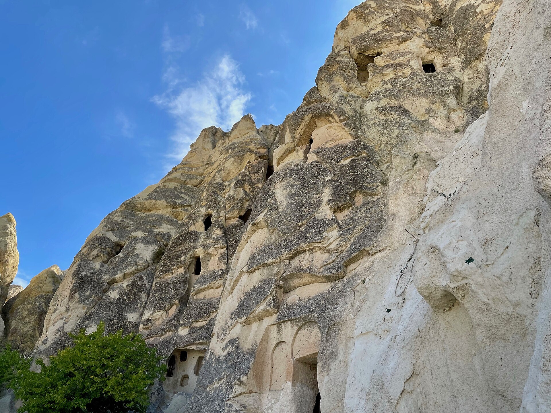 Kapadokya Turu güzergâhındaki Göreme Açık Hava Müzesi'nde yer alan kaya oyma peribacalarının genel görünümü