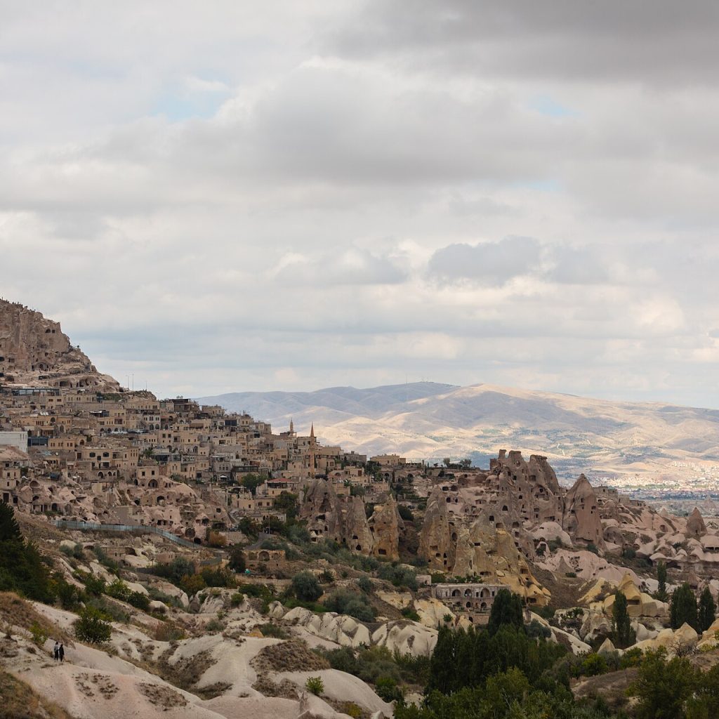 Nevşehir'in Göreme ilçesindeki volkanik peri bacalarıyla kaplı vadinin genel görünümü