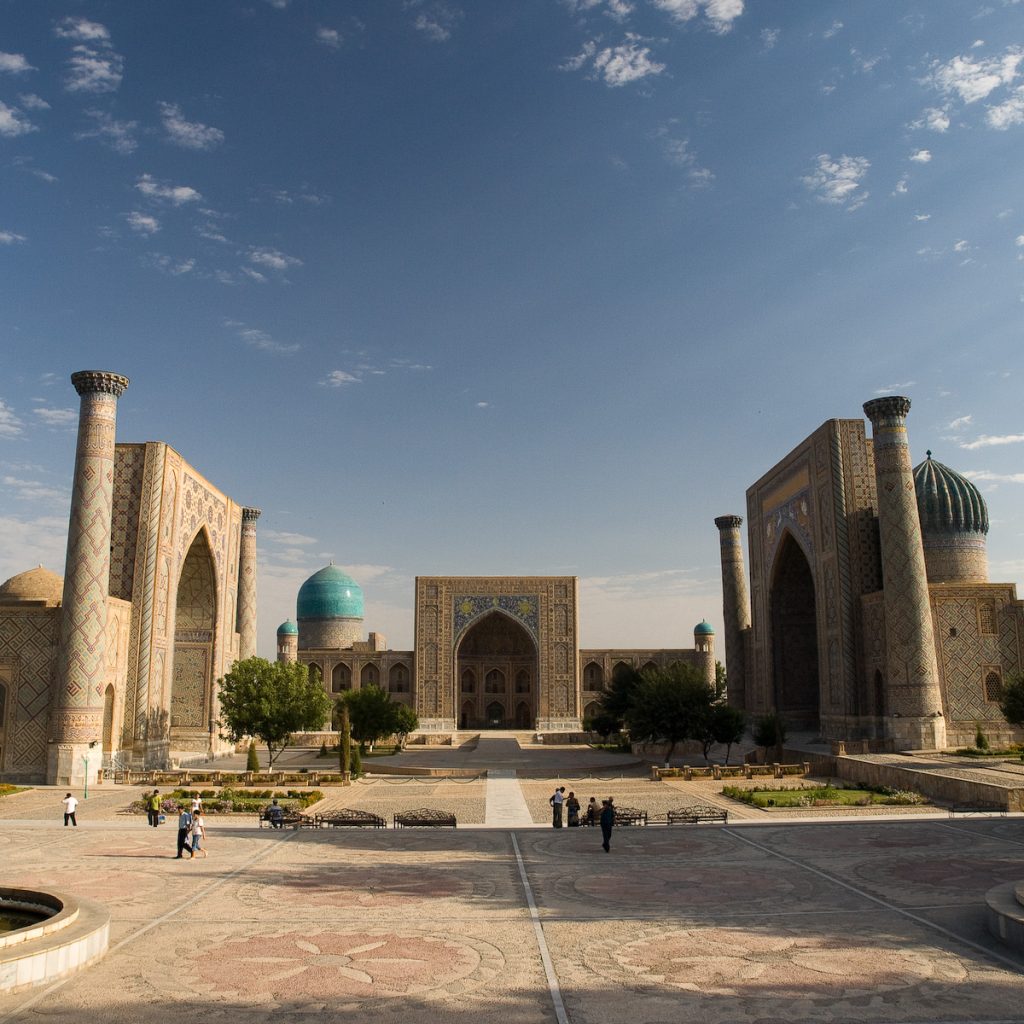 Özbekistan'daki Registan Meydanı'nı çevreleyen üç tarihi medresenin çini süslemeli cephelerinin görünümü