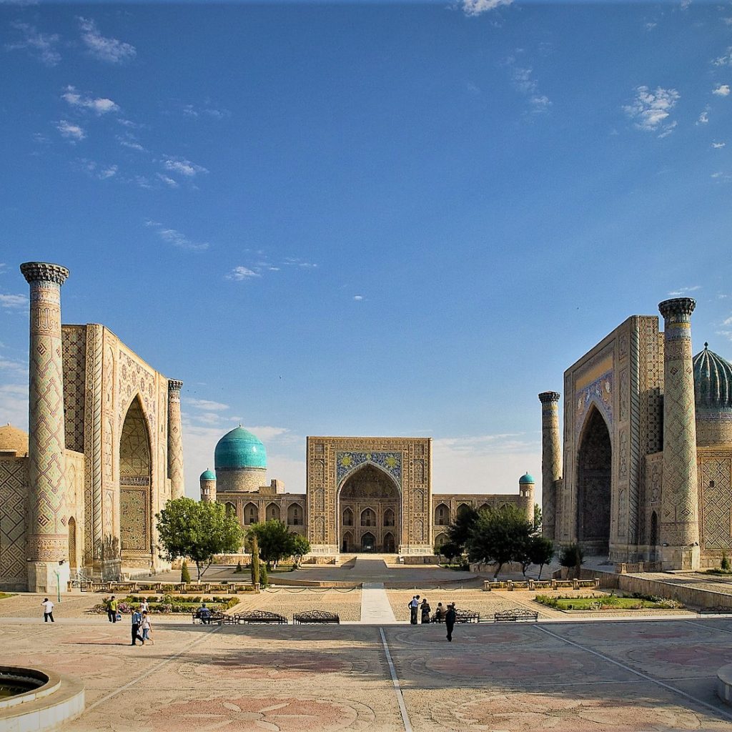 Özbekistan'ın tarihi kenti Semerkant'taki çini kaplı medreselerle çevrili Registan Meydanı'nın görünümü