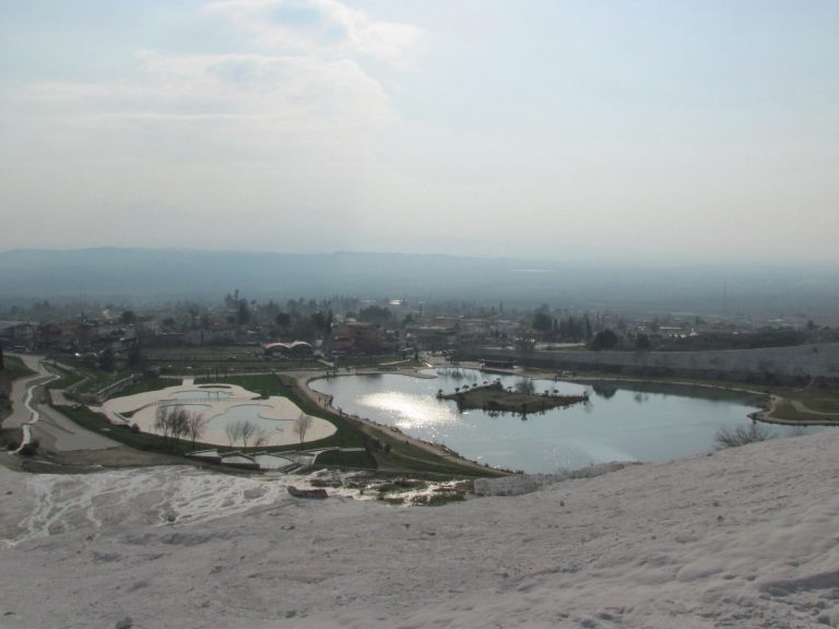 Colossae Thermal Spa Hotel — Pamukkale traverten teraslarının farklı bir açıdan görünen beyaz kademeli yapısı