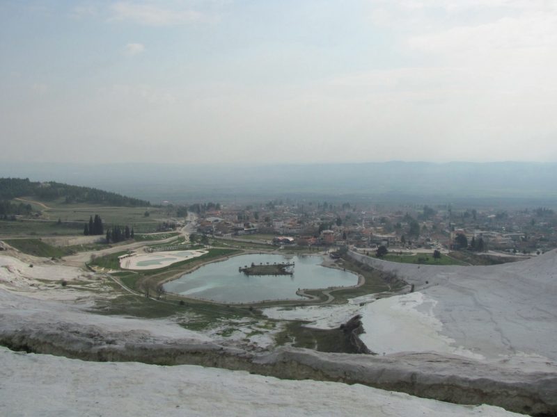 Colossae Thermal & Spa Hotel'in bulunduğu Pamukkale'de traverten teraslarının oluşturduğu gölcükler