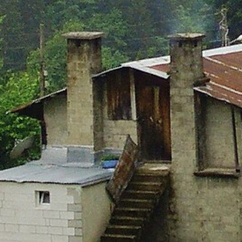 Rize'deki Ayder Yaylası'nın dağ yamaçlarına yayılmış geniş açılı panoramik görünümünün detayı