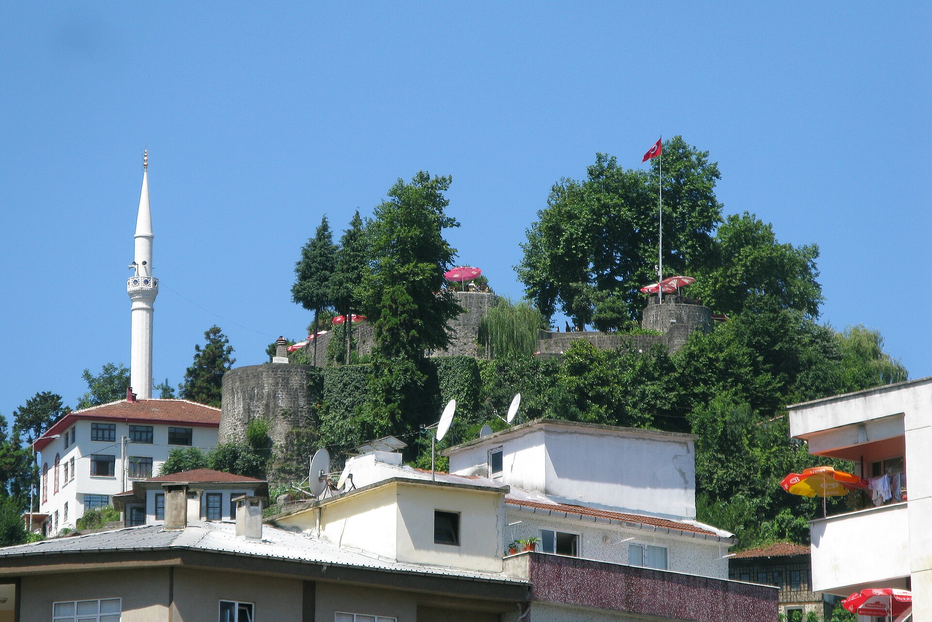 Park Dedeman Rize — Rize Kalesi ve çevresindeki şehir dokusu