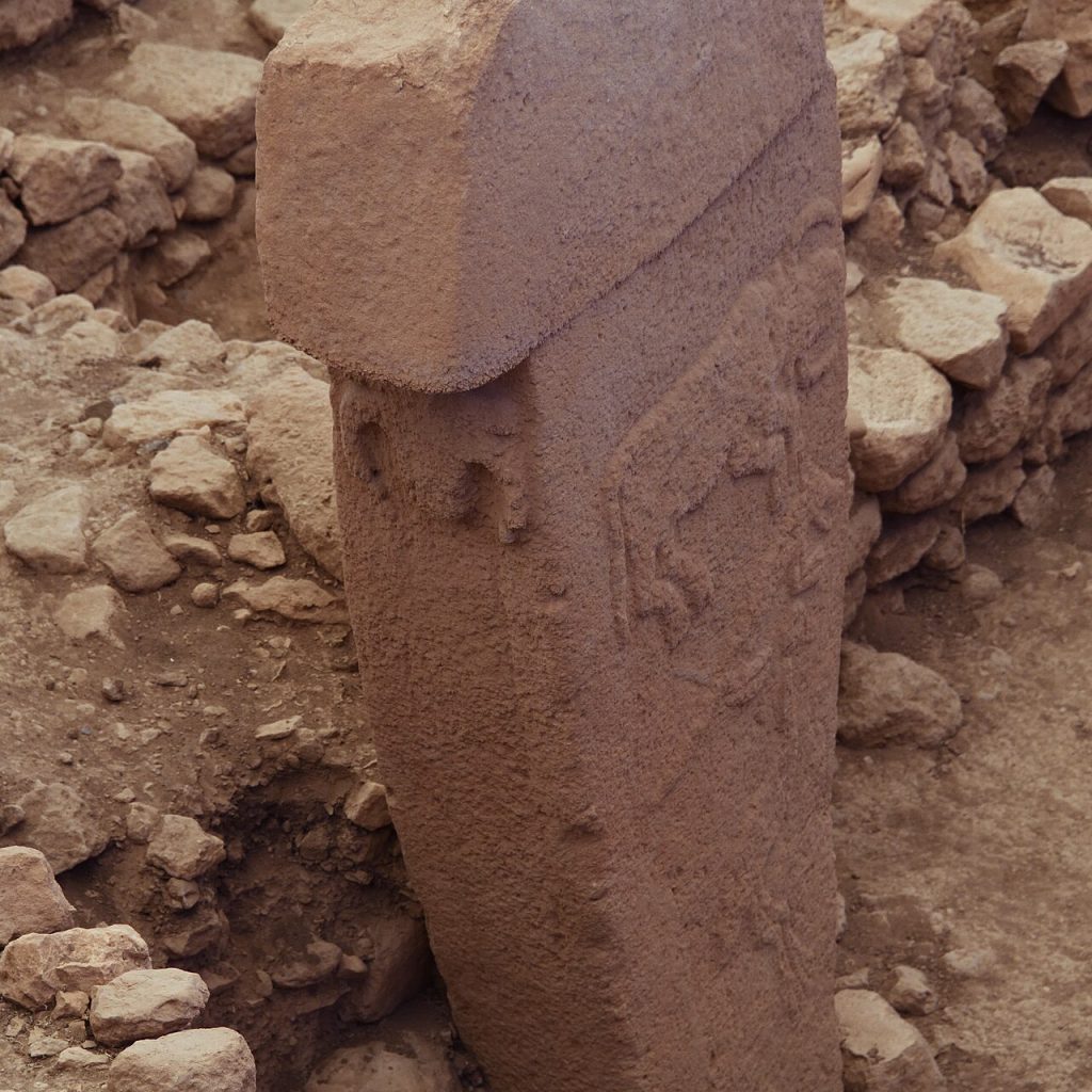 Şanlıurfa Göbeklitepe'deki A yapısına ait taş dikilitaşların ve dairesel duvarların görünümü