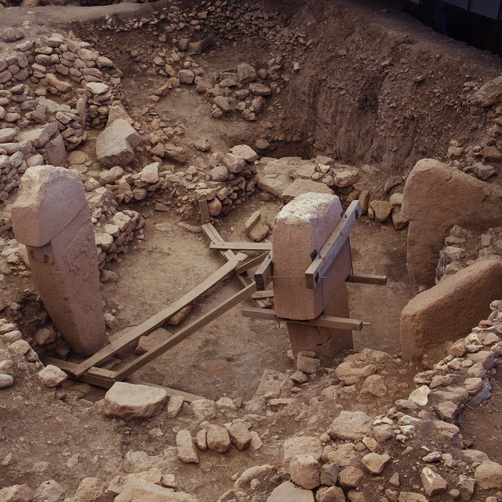Şanlıurfa'daki Göbeklitepe ören yerinde bulunan devasa T şeklindeki taş dikilitaşların görünümü