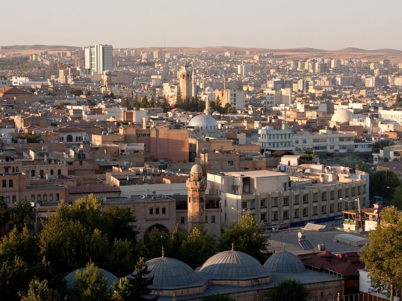 Otel Urhay'ın bulunduğu Şanlıurfa kentinin minareler ve kubbelerle dolu şehir silueti