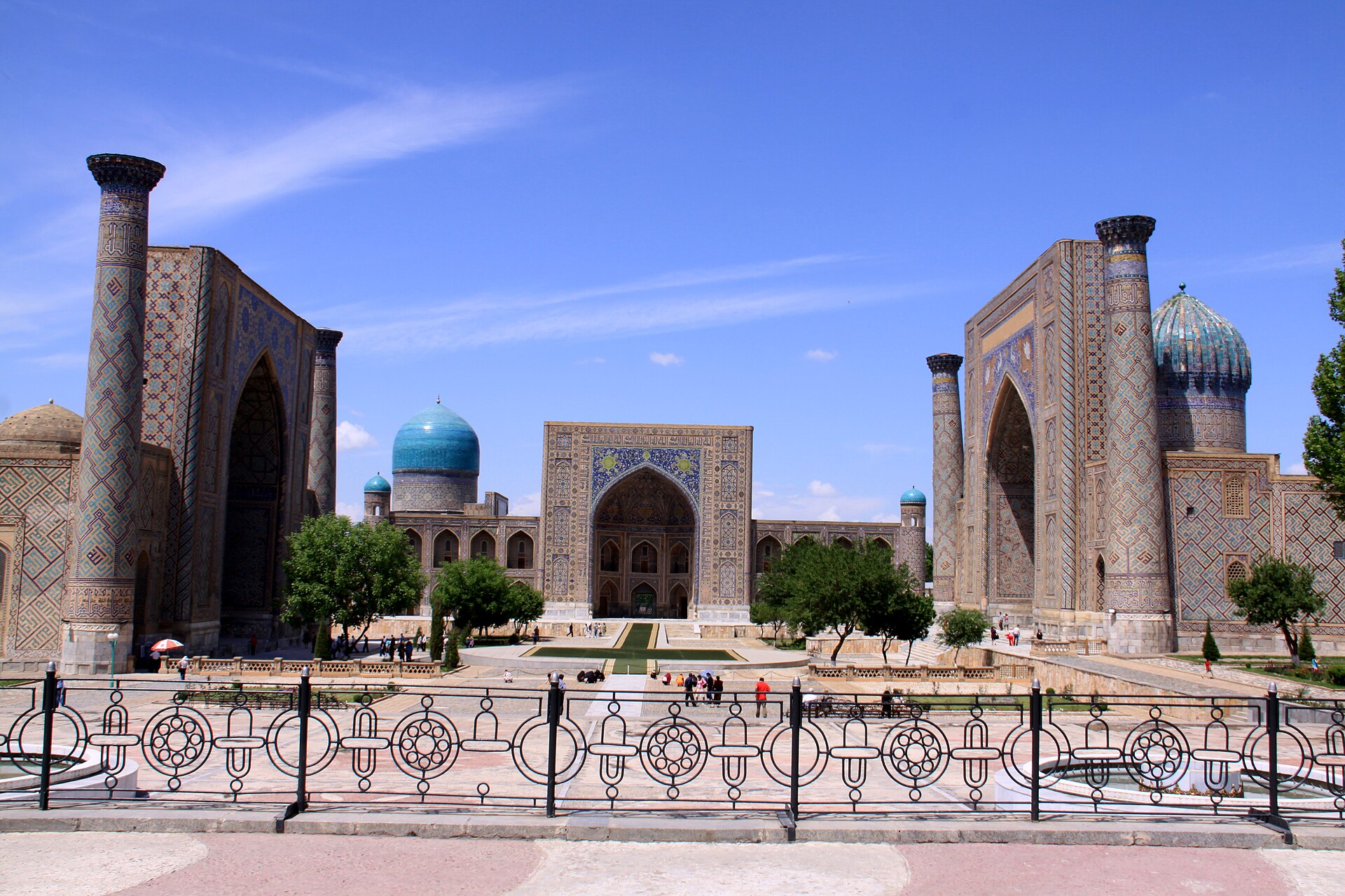 Orta Asya Turu güzergâhındaki Registan Meydanı medreselerinin mavi çini süslemelerinin yakın görünümü