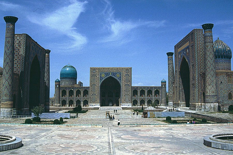 Orta Asya Turu'nda ziyaret edilen Semerkant Registan Meydanı'nın üç medreseden oluşan genel görünümü