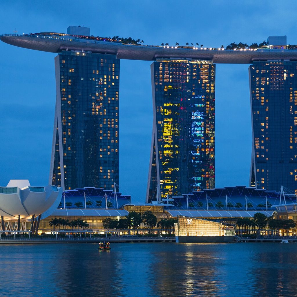 Singapur'daki Marina Bay Sands oteli ile lotus çiçeği formundaki ArtScience Müzesi'nin görünümü