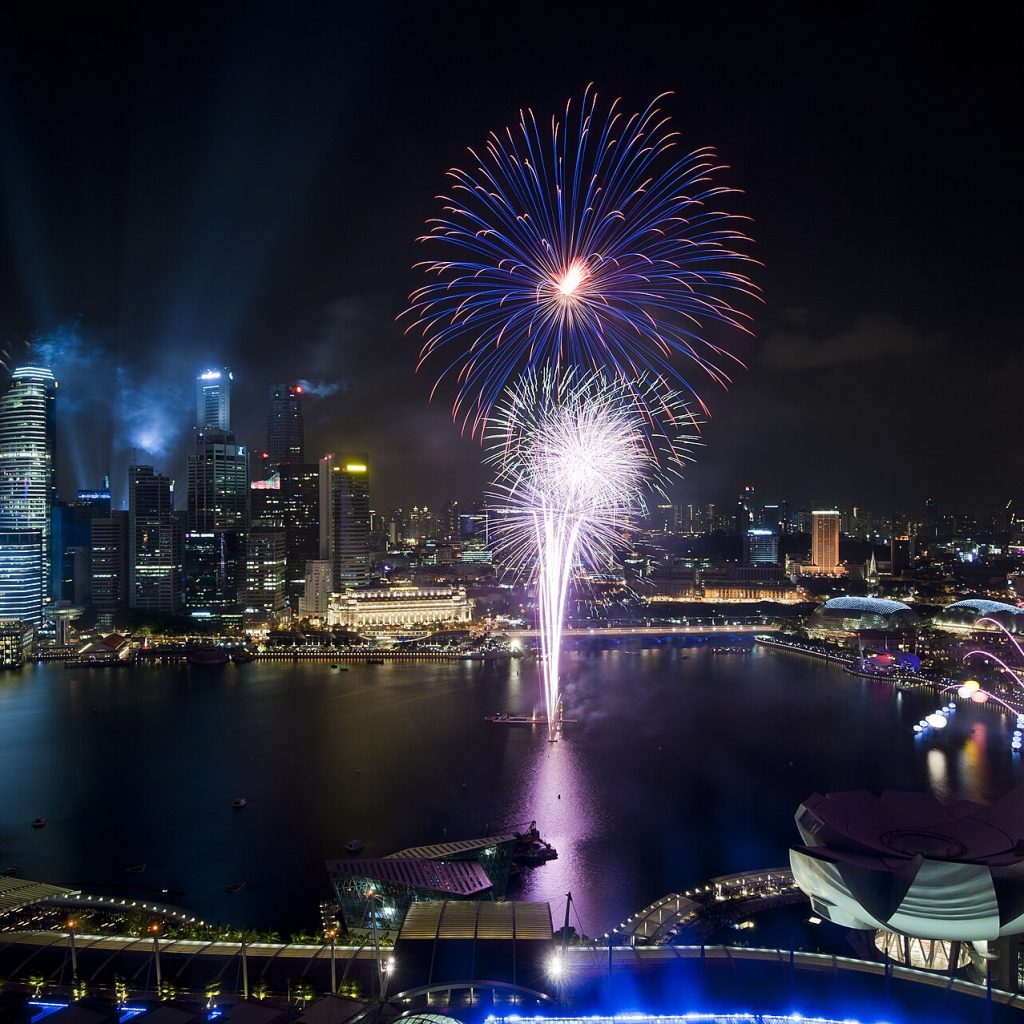 Singapur'un Marina Körfezi üzerinde ulusal gün kutlamaları kapsamında düzenlenen havai fişek gösterisi