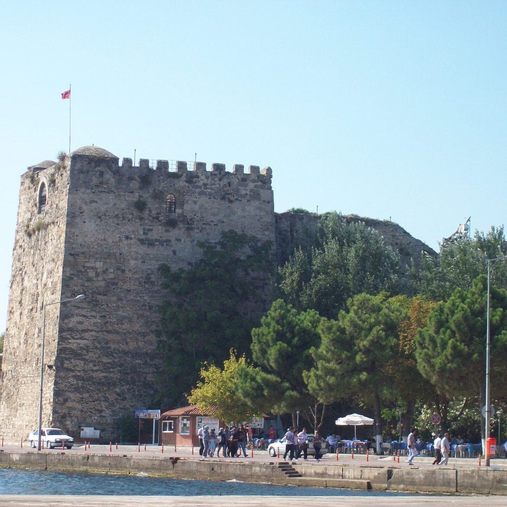 Sinop şehir merkezindeki tarihi Sinop Kalesi'nin Karadeniz kıyısı boyunca uzanan surlarının görünümü