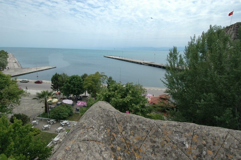 Vira Otel Suites Sinop — Sinop Kalesi surlarının liman tarafına bakan bölümü ve çevresindeki yerleşim
