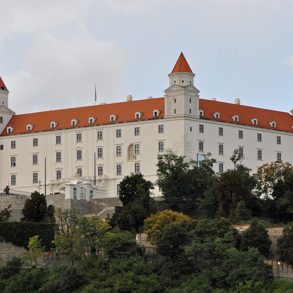 Slovakya'nın başkenti Bratislava'da Tuna Nehri üzerinde yükselen tarihi Bratislava Kalesi'nin görünümü