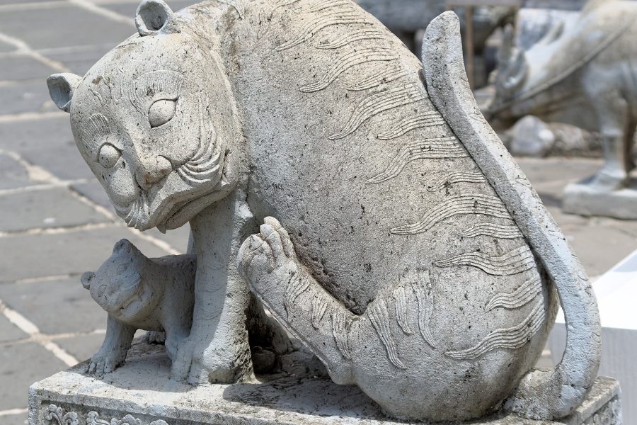 Tayland Turu'nda ziyaret edilen Bangkok'taki Wat Arun Tapınağı'nın nehir kıyısındaki genel görünümü