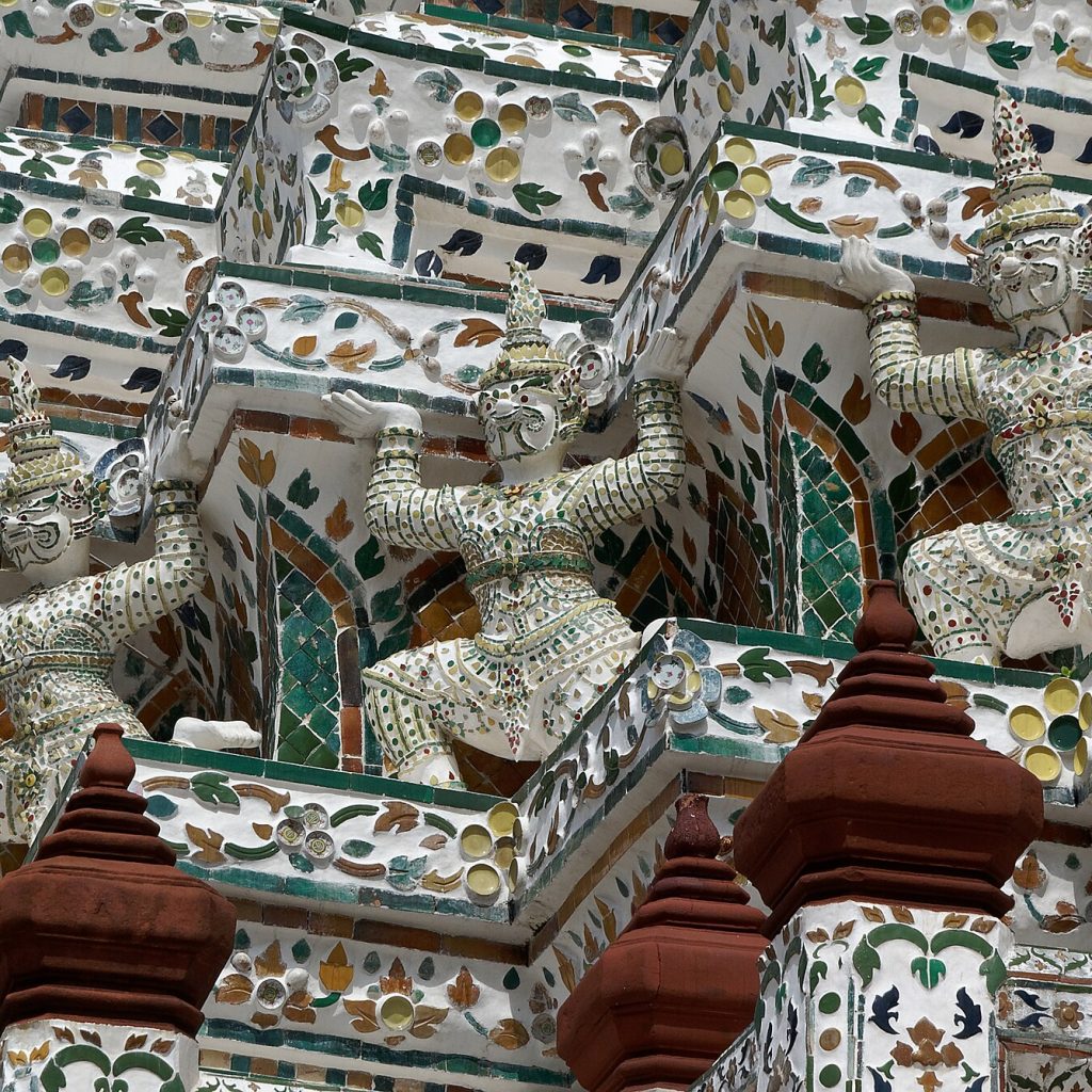Tayland Turu güzergahındaki Wat Arun Tapınağı'nın kulesini kaplayan renkli porselen mozaik süslemeler