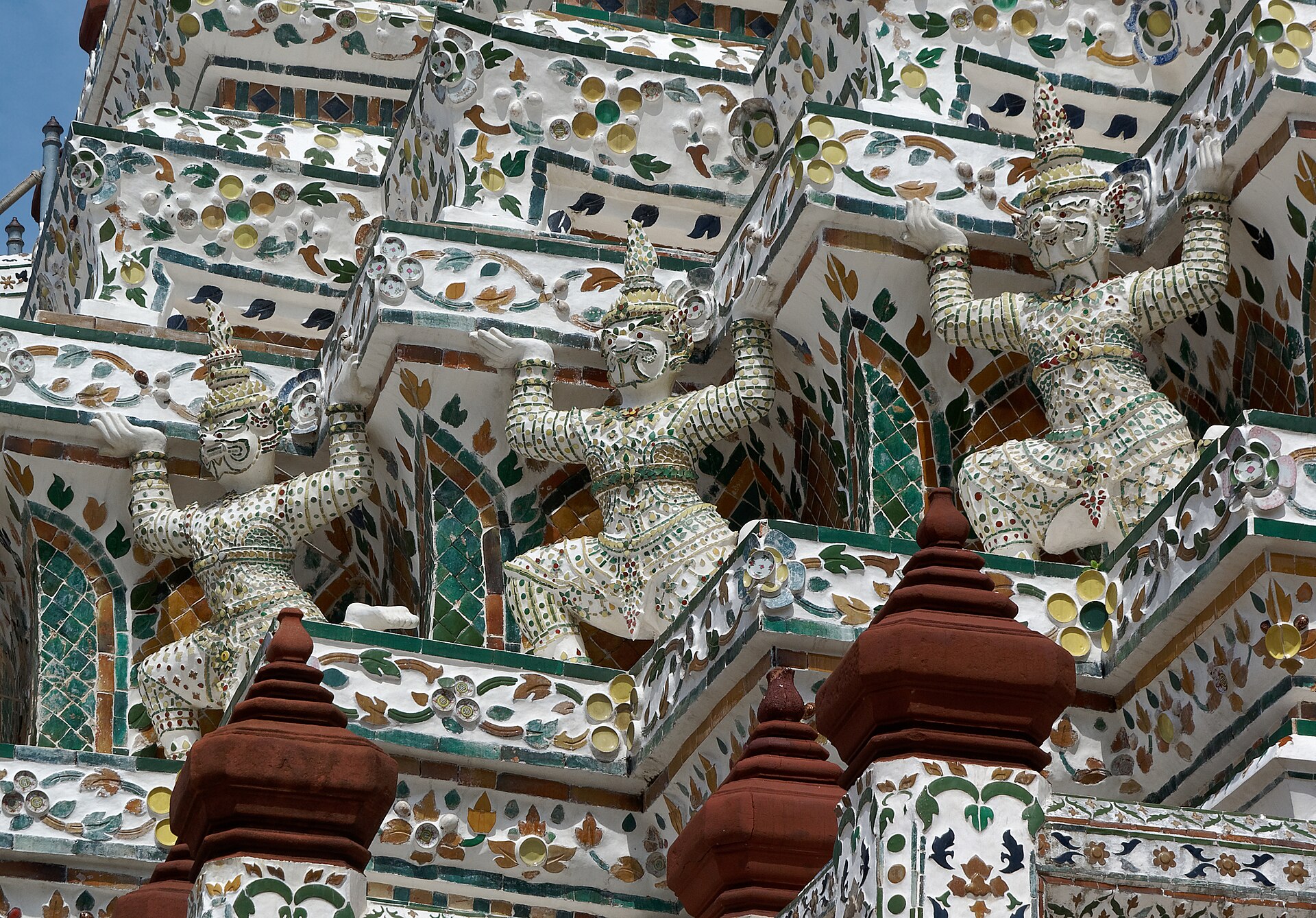 Tayland Phuket Turu güzergâhındaki Wat Arun Tapınağı'nın kulesini kaplayan renkli porselen mozaik süslemeler