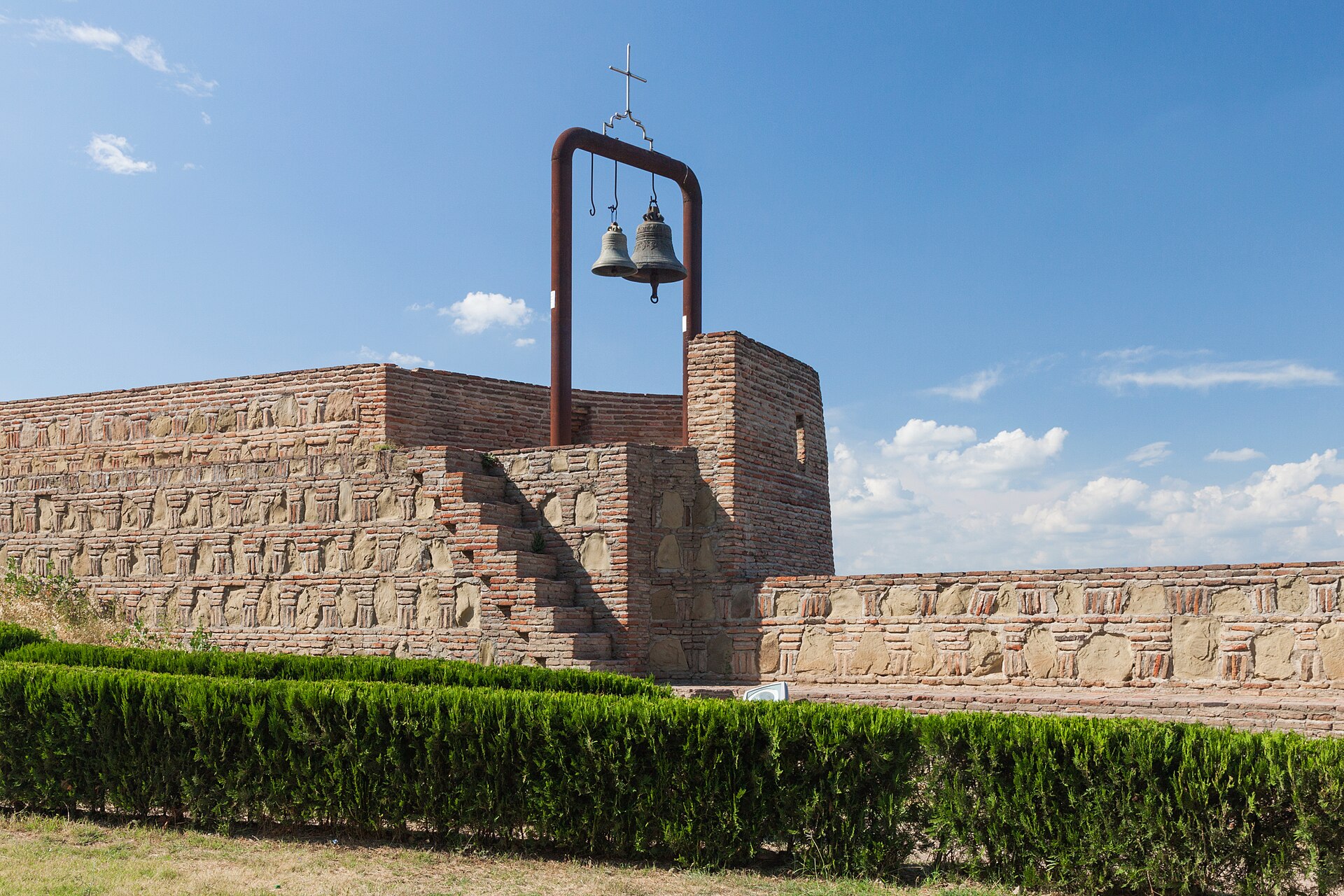 Gürcistan Turu kapsamında görülen Narikala Kalesi'nin tepesinden Tiflis şehrinin geniş manzarası