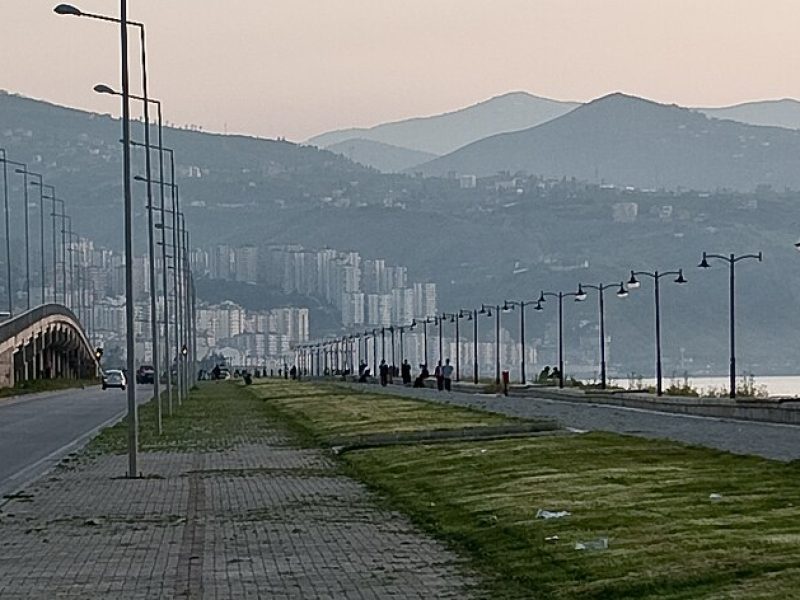 Karadeniz kıyısında kurulu Trabzon kentinin günümüzdeki modern şehir silueti