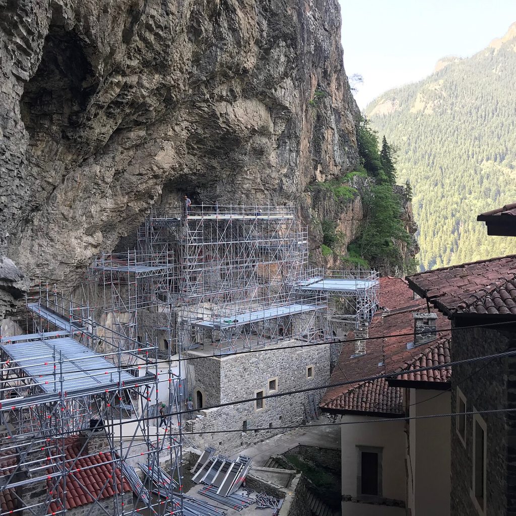 Doğu Karadeniz Turu güzergahındaki Sumela Manastırı'nın kayalığa bitişik yapısını gösteren yakın kare