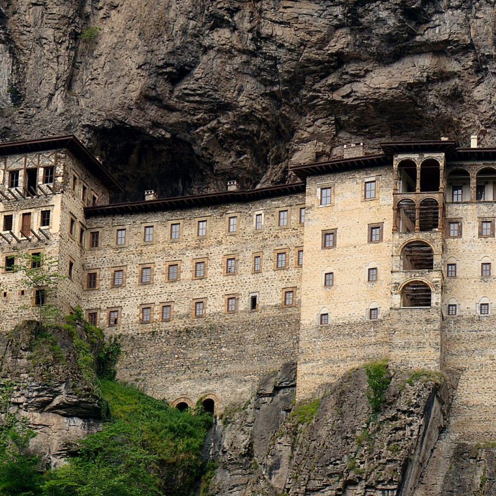 Doğu Karadeniz Turu'nda ziyaret edilen Sumela Manastırı'nın kayalık uçurumdaki konumu vadi karşısından