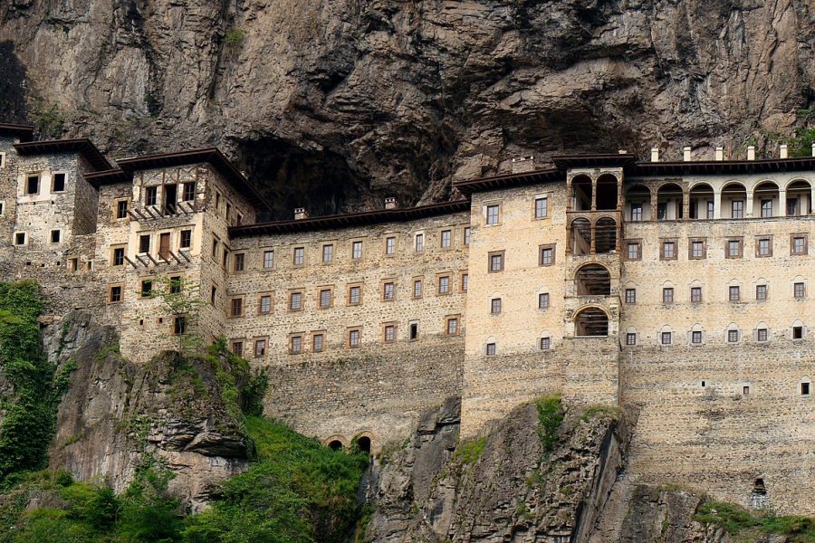 Doğu Karadeniz Turu'nda ziyaret edilen Sumela Manastırı'nın kayalık uçurumdaki konumu vadi karşısından