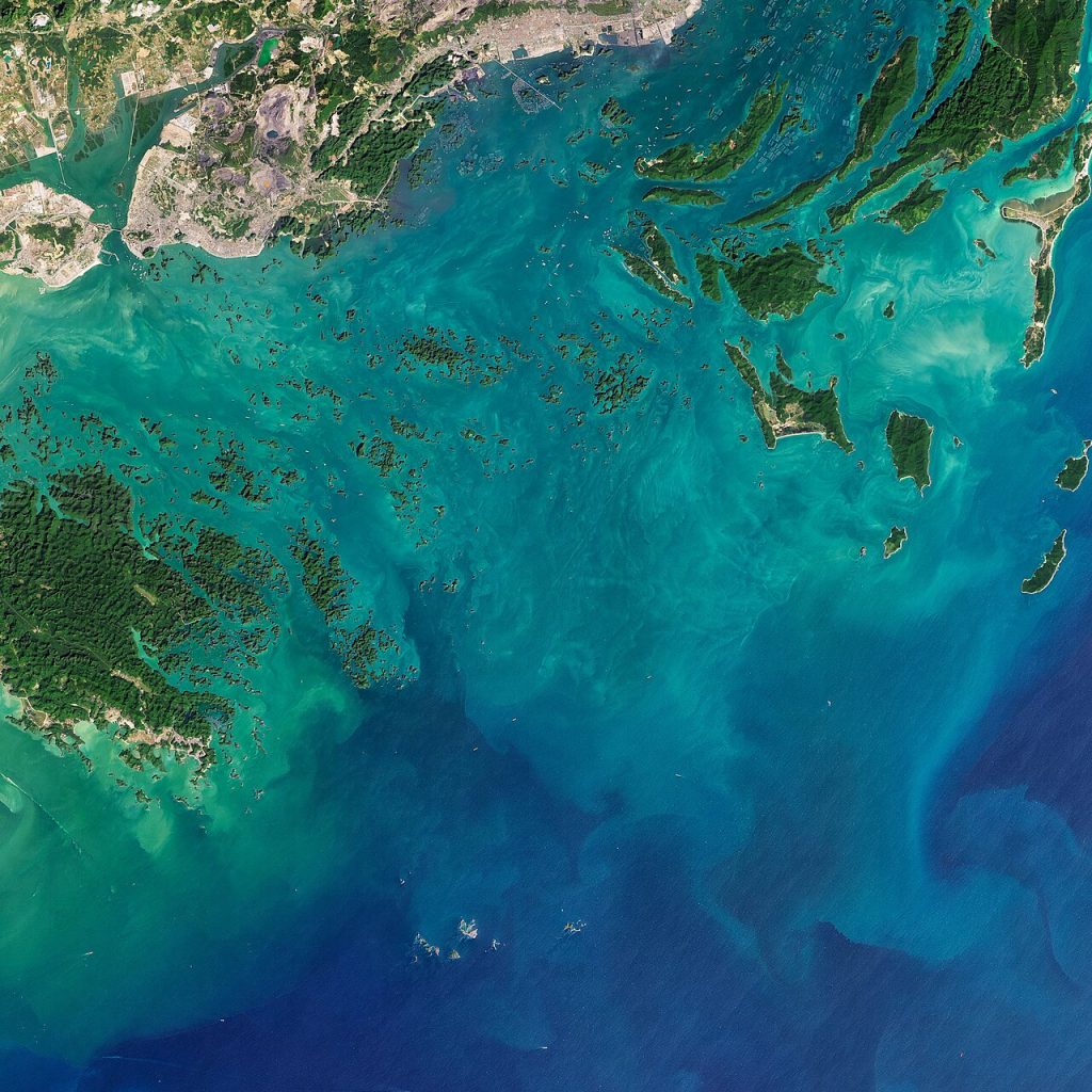 Vietnam'ın kuzeyindeki Bai Tu Long Körfezi'nin binlerce kireçtaşı adasını gösteren uydu görüntüsü