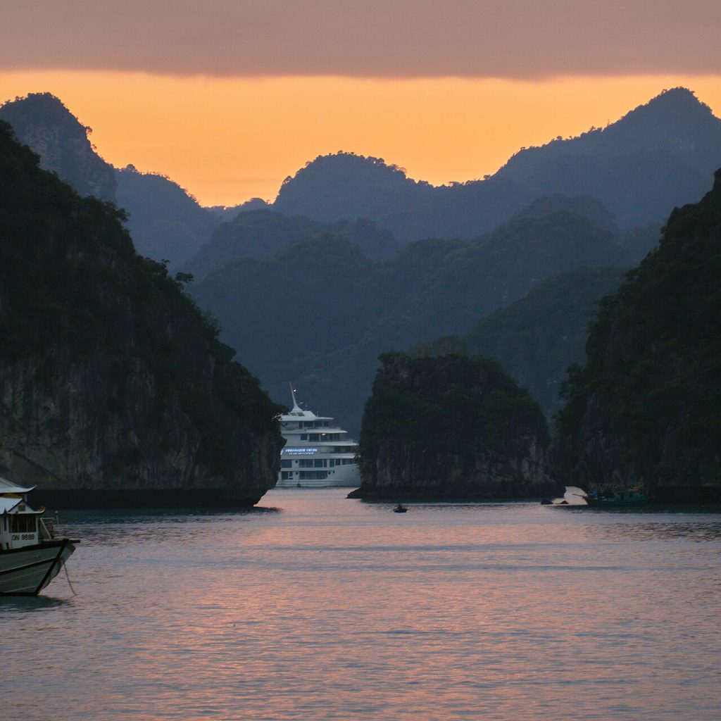 Vietnam'daki Ha Long Körfezi'nin deniz üzerinde yükselen sivri kireçtaşı adalarının görünümü